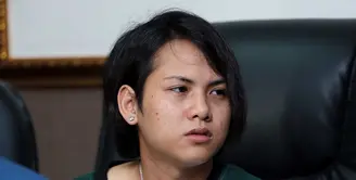 Setelah Aming resmi mengajukan talak hari ini Jumat, (3/3), Evelyn akhirnya buka suara terkait rumah tangganya yang sedang dalam masalah. Demi mempertahankan rumah tangganya, ia rela sujud mencium kaki suaminya. (Deki Prayoga/Bintang.com)