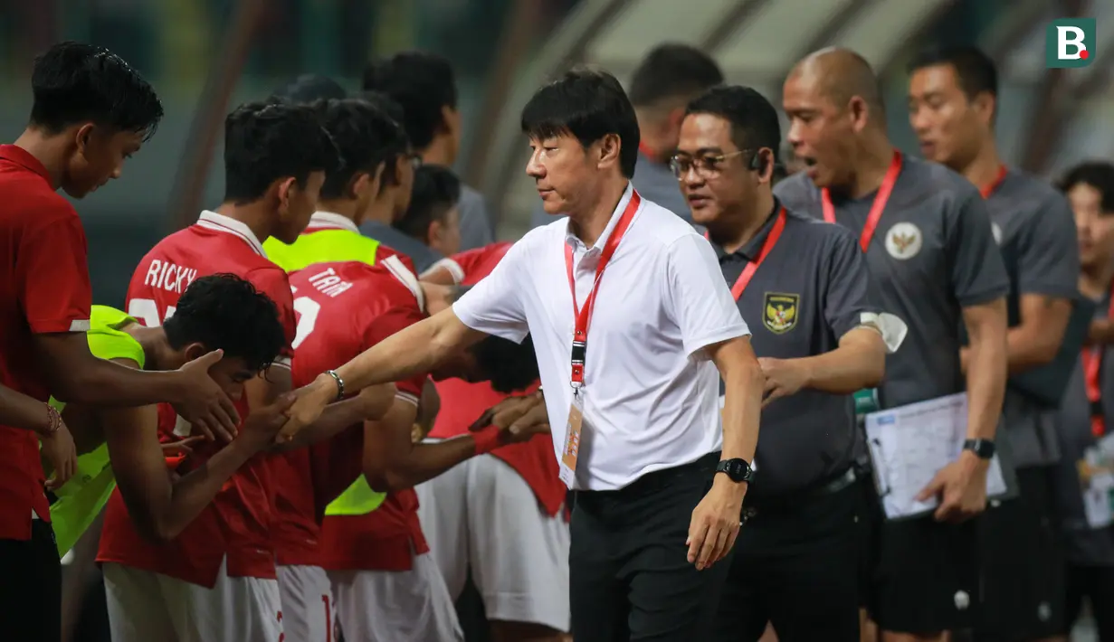 Pelatih kepala Timnas Indonesia U-19, Shin Tae-yong menyalami pemain Timnas Indonesia U-19 saat matchday keempat Grup A Piala AFF U-19 2022 antara Timnas Filipina U-19 melawan Timnas Indonesia U-19 di Stadion Patriot Candrabhaga, Bekasi, Jawa Barat, Jumat (08/07/2022). (Bola.com/Bagaskara Lazuardi)