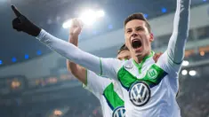 Julian Draxler, gelandang 23 tahun incaran Arsenal dan Liverpool ini akhirnya memilih bergabung dengan PSG. Klub Prancis itu dikabarkan mendatangkan pemain Wolfsburg ini dengan biaya transfer sebesar 34 juta poundsterling. (EPA/Marius Becker)