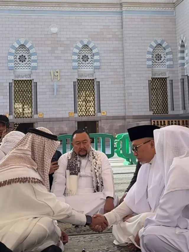 Putri Zulhas dan Zumi Zola resmi menikah di Arab Saudi. [@milkanisa]