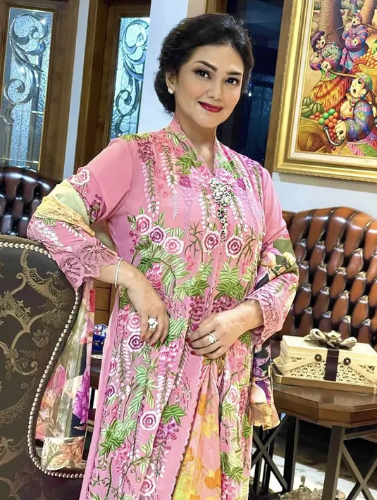 Wajahnya dihias dengan blush on dan lipstik pinknya. Dengan rambut sanggul tanpa aksesorinya.  [Instagram/@bellasaphiraofficial]