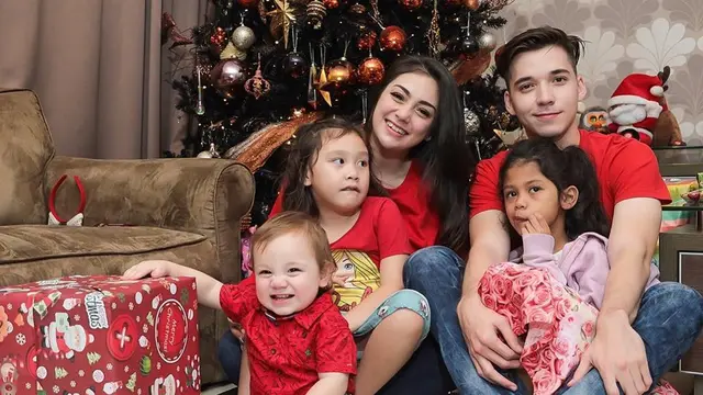 Tambah Momongan, 7 Potret Hangat Stefan William saat Asuh Anak