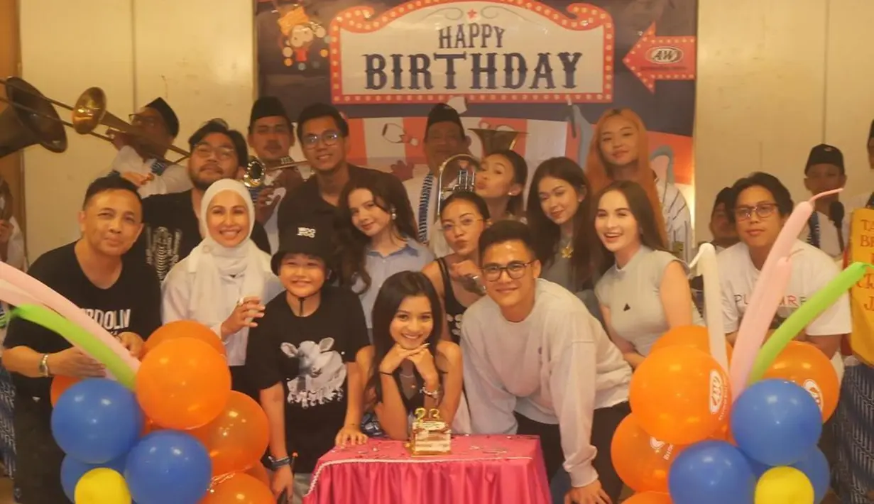 Potret keseruan ulang tahun Adzwa Aurell. Foto tersebut diunggah oleh Adzwa pada 29 September 2024 di laman Instagramnya. Perayaannya sederhana, namun kebersamaannya berharga dan tak terlupakan. Para pemain Mermaid in Love memang sering saling merayakan setiap momen penting, mulai dari perayaan ulang tahun sampai momen pernikahan. (Liputan6.com/IG/@iniadzwaaurell)