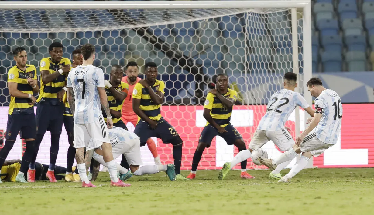 Kapten timnas Argentina itu tampil gemilang dengan membukukan dua assist dan satu gol untuk membawa Tim Tango berjaya atas Ekuador. (Foto:AP/Eraldo Peres)
