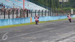 Pengendara memacu kendaraan di arena Sirkuit Sentul, di Bogor, Minggu (14/2). Pemerintah menolak rencana renovasi Sirkuit Sentul yang disiapkan untuk penyelenggaraan MotoGP 2017 karena ajang itu diselenggarakan oleh swasta. (Liputan6.com/Angga Yuniar)