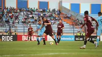 Persela Lamongan hanya bermain 1-1 kontra PSM Makassar, pada laga lanjutan Gojek Liga 1 2018 bersama Bukalapak, di Stadion Surajaya, Jumat (10/8/2018). (Bola.com/Abdi Satria)