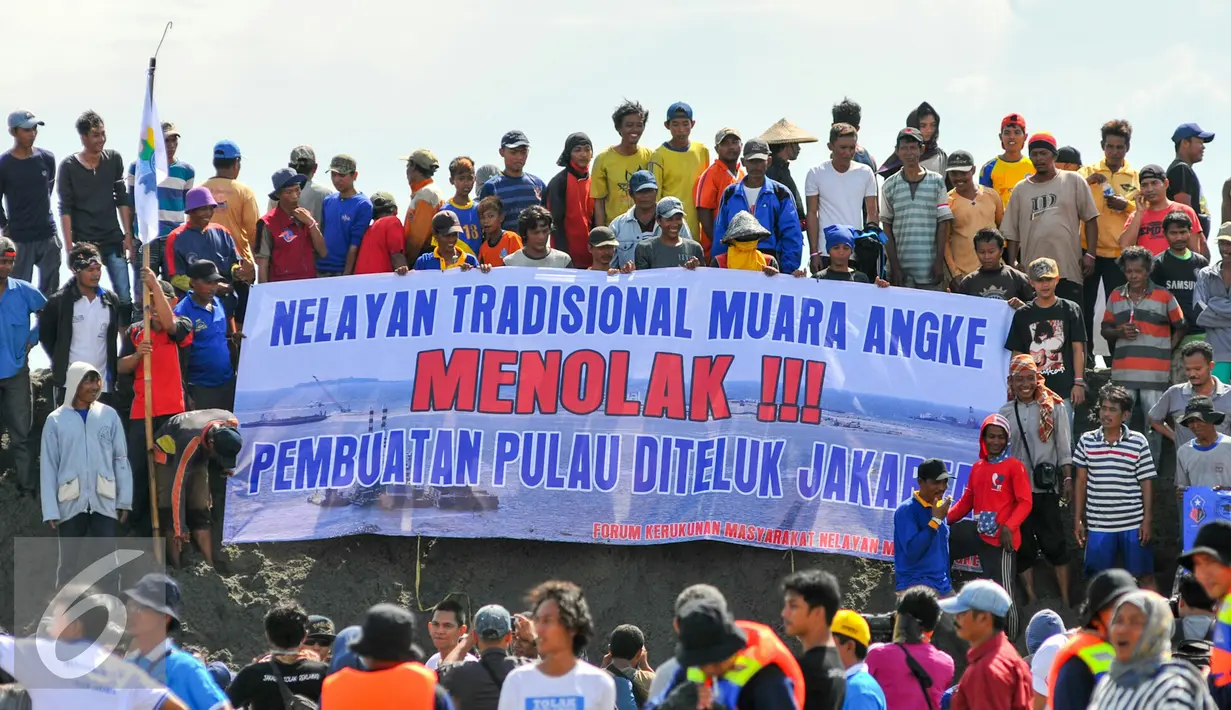 Nelayan Muara Angke secara simbolis menyegel salah satu pulau hasil reklamasi Teluk Jakarta, Minggu (17/4/2016). Penyegelan Pulau G sebagai bentuk penolakan kebijakan reklamasi Pemerintah Provinsi DKI Jakarta. (Liputan6.com/Yoppy Renato)