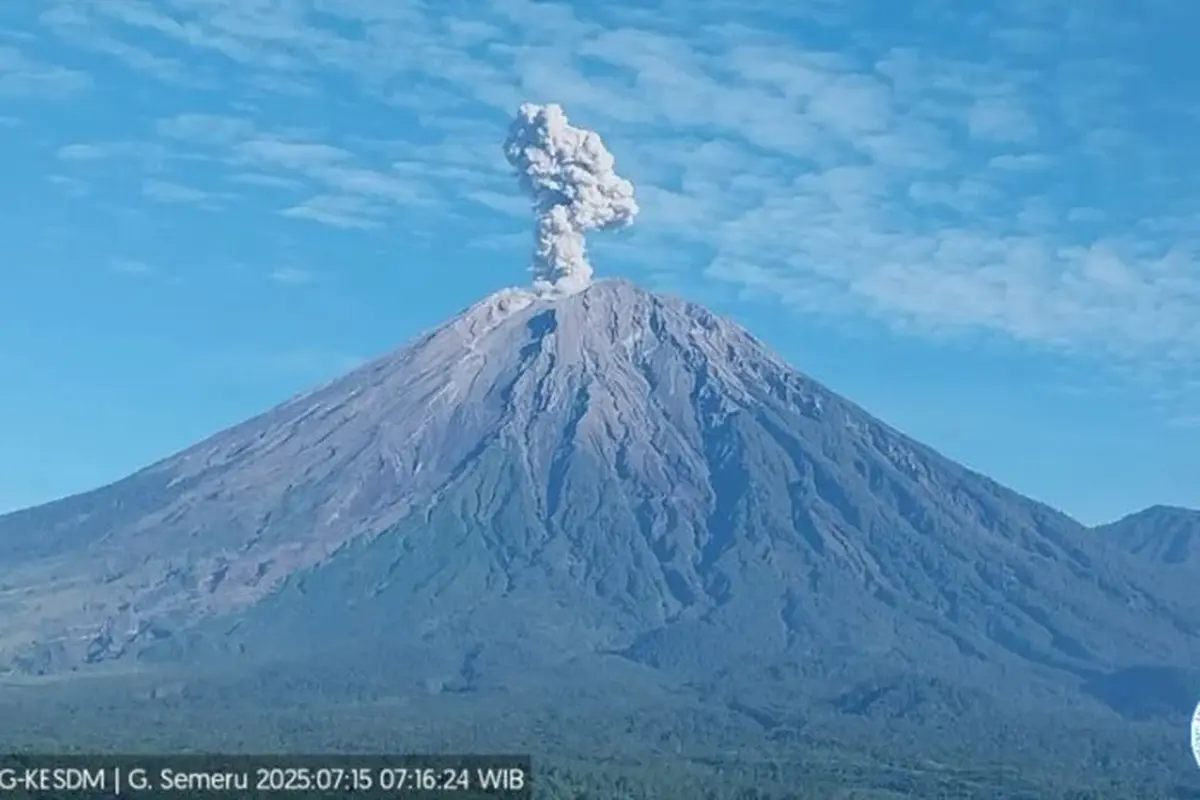 Gunung Semeru erupsi lagi dengan tinggi letusan capai 1,2 Km (Istimewa).