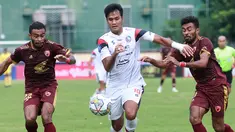 Bermain di Stadion PTIK yang menjadi homebase sementara Arema Malang, Pasukan Singo Edan harus takluk 0-1 dari PSM Makassar dalam laga pekan ke-22 BRI Liga 1 2022/2023, Sabtu (4/2/2023). Satu-satunya gol PSM dicetak oleh Kenzo Nambu pada menit ke-65 dan mengantarkan Juku Eja naik ke posisi kedua klasemen sementara di bawah Persija dengan sama-sama mengemas 44 poin dari 22 laga. Sementara bagi Arema FC, hasil ini menjadi kekalahan kelima beruntun dan membuat posisi mereka tercecer di posisi ke-10 dengan raihan 26 poin dari 20 laga. (Bola.com/M Iqbal Ichsan)