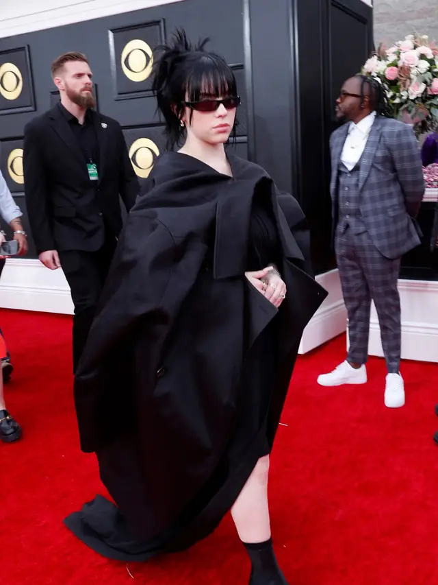 Billie Eilish dalam outfit serba hitam rancangan Rick Owens di Grammy 2022