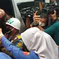 Direktur Utama PT Misi Mulia Metrikal, Hasnaeni (H) alias Wanita Emas, meronta ketika hendak dimasukkan ke mobil tahanan usai dijemput paksa Kejagung dan menjadi tersangka kasus korupsi. (Liputan6.com/Nanda Perdana Putra)