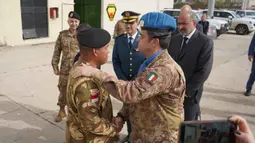 Upacara dipimpin langsung Force Commander sekaligus Head of Mission UNIFIL, Mayor Jenderal Diodato Abagnara. Upacara berlangsung khidmat, aman, dan lancar di Hanggar Lebanese Air Force, Beirut, Lebanon. pada Kamis 2 April 2026 pukul 16.00 waktu setempat. Tampak dalam foto, suasana jelang upacara penghormatan terakhir bagi tiga prajurit Tentara Nasional Indonesia (TNI) yang gugur dalam misi perdamaian dunia di Hanggar Lebanese Air Force, Beirut, Lebanon, Kamis 2 April 2026 pukul 16.00 waktu setempat. (Foto: Puspen TNI)