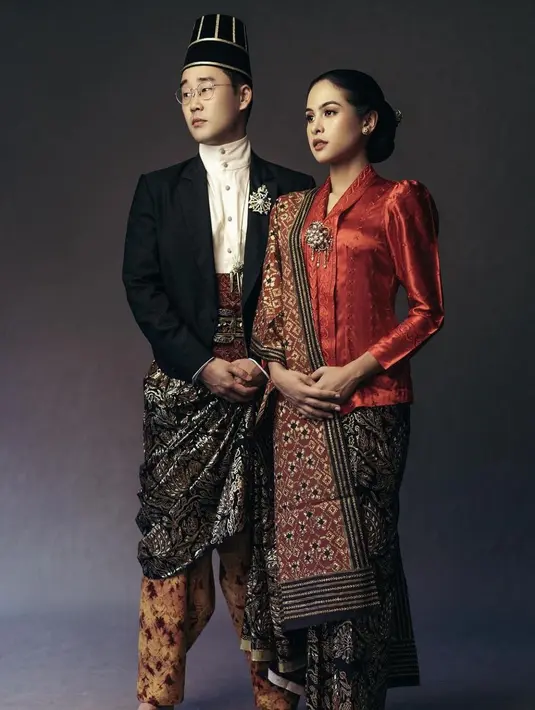 Kebaya merah dengan siluet tradisional yang klasik dikenakan Maudy Ayunda di pemotretan pre-weddingnya. Ia tampil penuh pesona dengan padu padan kain batik dan selendang bernuansa kehitaman yang serasi. [Foto: Instagram/svarna_byikatindonesia]