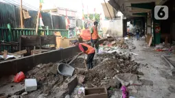 Pekerja mengerjakan pembangunan proyek revitalisasi pasar Ciputat yang sudah tak baik untuk transaksi jual beli, Tangerang Selatan, Jumat (4/9/2020). Pasar Ciputat akan diubah seperti pusat perbelanjaan pasar rakyat yang modern dengan kosep masih tetap pasar tradisional. (merdeka.com/Dwi Narwoko)