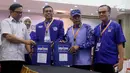 Sekjen Partai Demokrat Hinca Panjaitan (ketiga kanan) berjabat tangan dengan Komisioner KPU Viryan (kiri) saat menyerahkan berkas pendaftaran bakal caleg di KPU, Jakarta, Selasa (17/7). (Liputan6.com/Johan Tallo)
