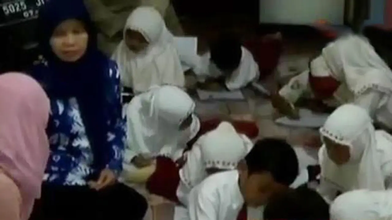 Siswa Ujian di Rumah Warga