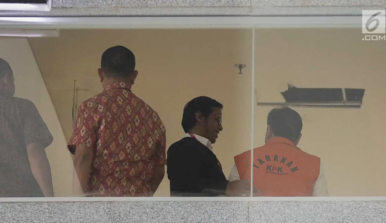 Terdakwa kasus korupsi e-KTP Setya Novanto, saat bertemu dengan putra sulungnya, Rheza Herwindo di gedung KPK, Jakarta, Jumat (22/12). Rheza akan diperiksa sebagai saksi untuk tersangka Dirut PT Quadra Solution. (Liputan6.com/Faizal Fanani)