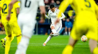 Pemain Real Madrid Dani Ceballos mencetak gol ke gawang Villarreal pada pertandingan sepak bola babak 16 besar Copa del Rey di Stadion La Ceramica, Villarreal, Spanyol, 19 Januari 2023. Real Madrid mengalahkan Villarreal dengan skor 3-2. (AP Photo/Jose Breton)