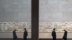Sejumlah staf terlihat saat pratinjau media menjelang pembukaan kembali Museum Inggris di London, Inggris (25/8/2020). Museum tersebut akan dibuka kembali pada 27 Agustus. (Xinhua/Han Yan)