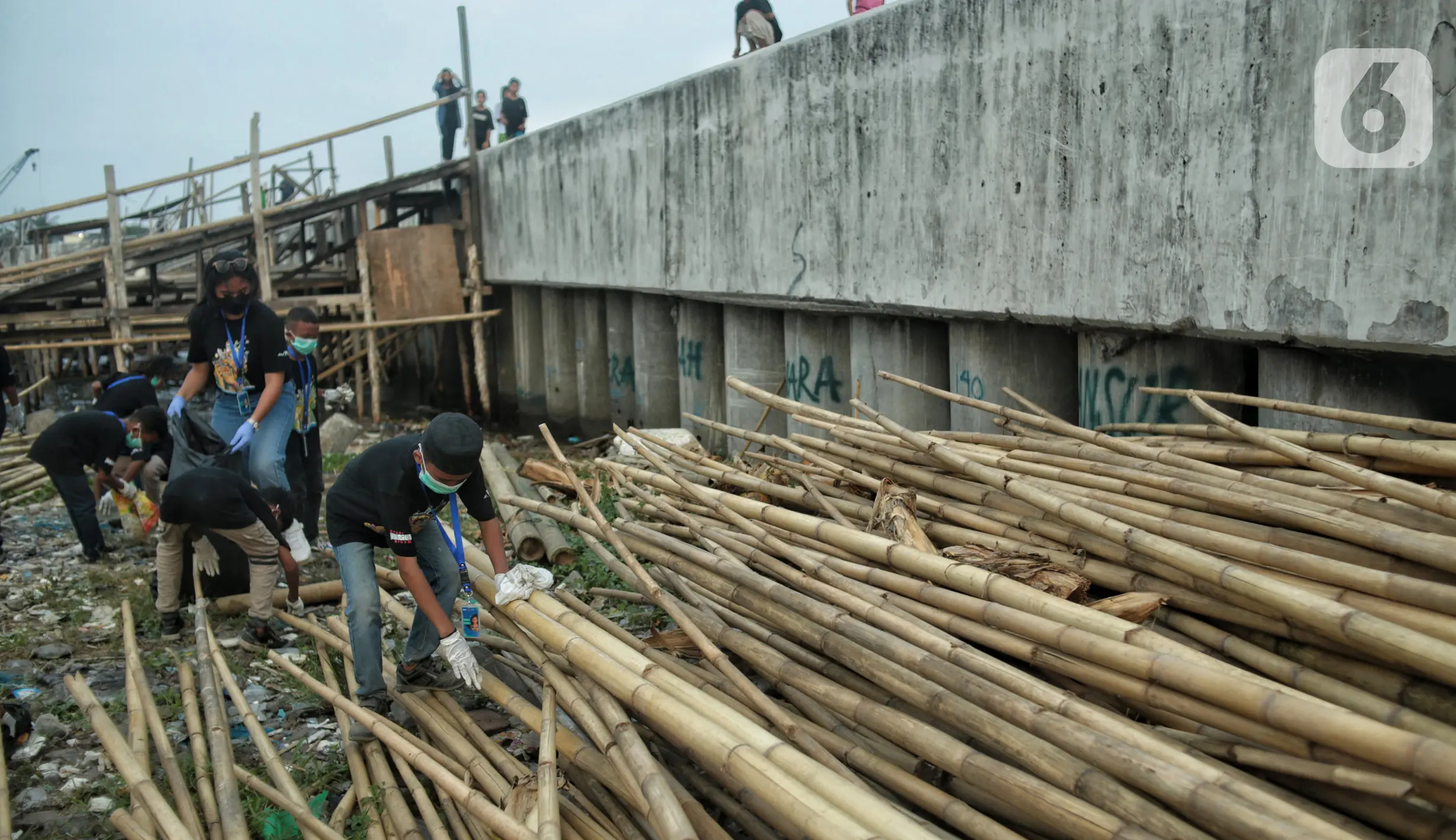 Aksi Anak-Anak Bersihkan Sampah Pesisir - Foto Liputan6.com
