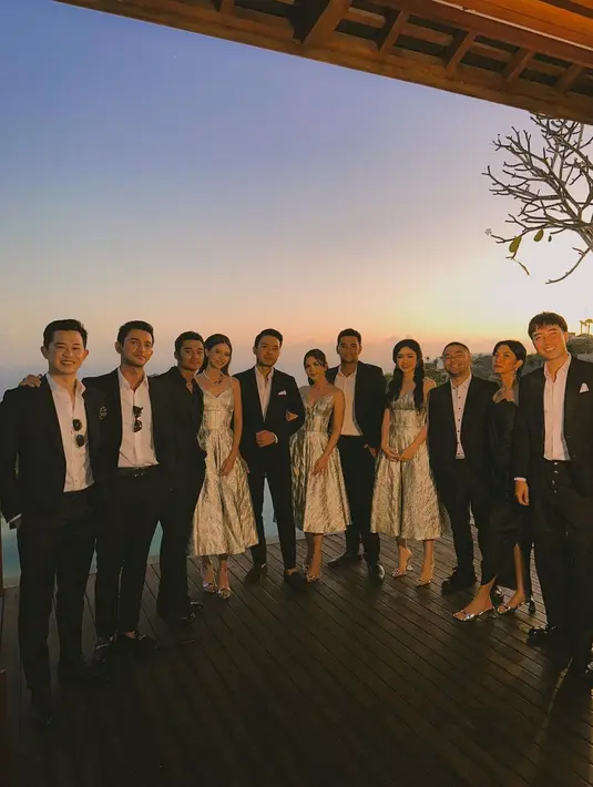 Kali ini, ada Jessica Mila, Febby Rastanty, hingga Yuki Kato yang hadir di resepsi Enzy sebagai bridesmaid. [Foto: IG/vidialdiano].