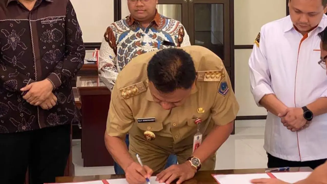 Gubernur Olly Dondokambey menandatangani kesepakatan dengan stakeholder terkait Pilkada 2020. (Liputan6.com/Yoseph Okanubun)