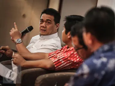 Anggota DPR Fraksi Gerindra, Riza Patria (kiri) memberikan paparan terkait hasil survei evaluasi publik dua tahun kinerja pemerintahan Joko Widodo-Jusuf Kalla (Jokowi-JK) di Jakarta, Minggu (23/10). (Liputan6.com/Faizal Fanani)