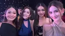 Berfoto bersama, Harleyava Princy dan Risma Nilawati juga Naura Ayu dan Nola B3 bak kakak adik. Risma Nilawati cantik dengan gaun satin warna biru dongker, sementara Leya memesona dengan gaun warna krem. Tatanan rambut ibu dan anak ini berbeda, namun tetap pancarkan pesonanya tersendiri. Risma dengan rambut digerai, sementara Leya rambut dicepol dengan juntaian poni di kiri dan kanan. (Liputan6.com/IG/@neng_risma)