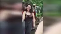 Seekor orangutan terekam video meremas payudara seorang wanita dengan kedua tangannya.