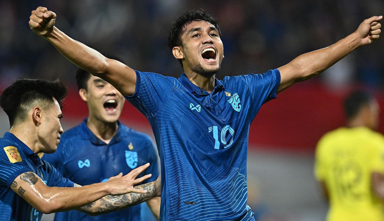 <p>Perhelatan Piala AFF 2022 selesai tanpa top skor tunggal. Teerasil Dangda dan Nguyen Tien Linh harus puas berbagi gelar sepatu emas ajang sepak bola dua tahunan paling bergengsi di Asia Tenggara tersebut. (AFP/Lillian Suwanrumpha)</p>