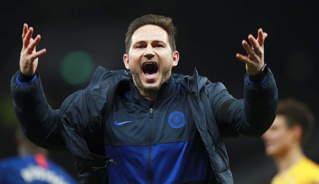 Pelatih Chelsea, Frank Lampard, melakukan selebrasi usai anak asuhnya mengalahkan Tottenham Hotspur pada laga Premier League di Stadion Tottenham Hotspur, Minggu (22/12). Chelsea menang dengan skor 2-0. (AP/Ian Walton)