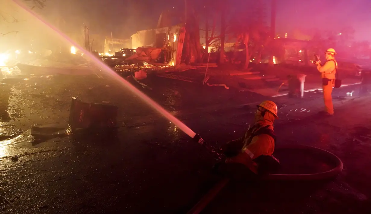 Petugas pemadam kebakaran bekerja untuk memadamkan bangunan yang terbakar saat kebakaran hutan di Laguna Niguel, California, Amerika Serikat, 11 Mei 2022. (AP Photo/Marcio J. Sanchez)