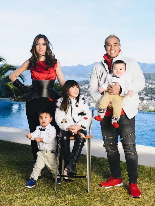 Selama delapan tahun berumah tangga, Nia Ramadhani dan Ardi Bakrie jauh dari kabar miring. Rumah tangga mereka dikenal sebagai rumah tangga yang serasi dan harmonis. (Foto: instagram.com/ramadhaniabakrie)