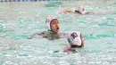 Selebrasi Caesar Kirano (kiri) usai mencetak gol pada partai final polo air kategori U-14 Indonesia Open Aquatic Championships (IOAC) 2025 di Stadion Akuatik GBK, Jakarta Pusat, pada Kamis (13/11/2025). (Bola.com/Abdul Aziz)
