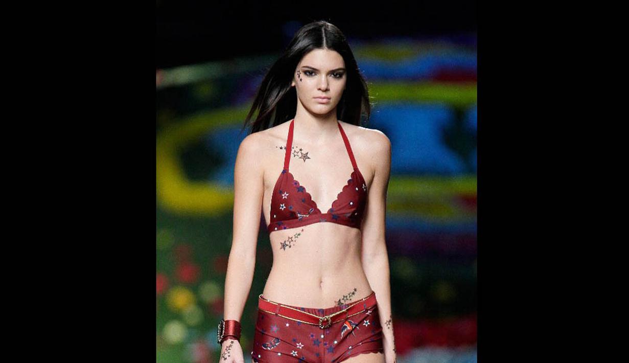 Kendall Jenner tampil seksi saat berjalan di atas cat walk, New York City, Senin (8/9/14). (Randy Brooke/Getty Images for Tommy Hilfiger/AFP)