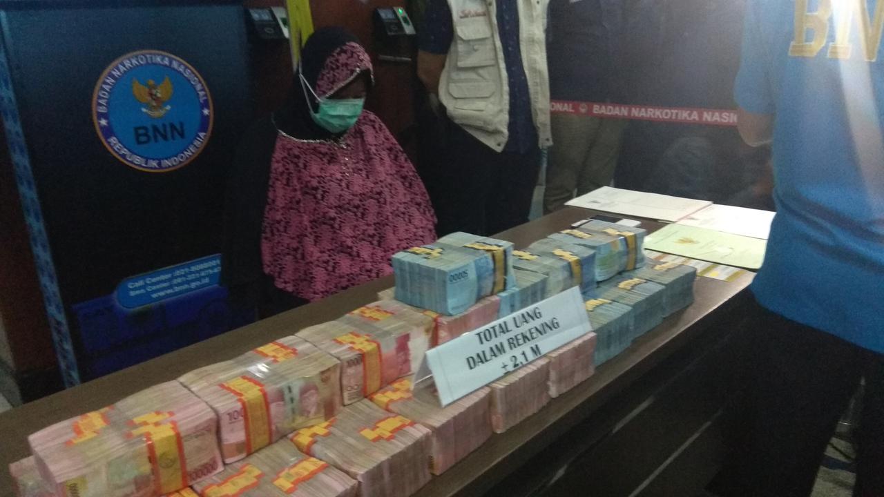 Tersangka kasus pencucian uang dari narkotika yang ditangkap BNN (Merdeka.com/Nur Habibie)