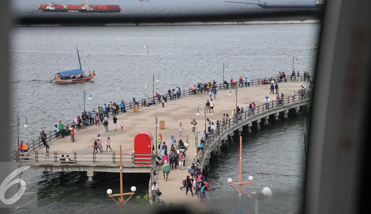 Sejumlah pengunjung saat menikmati wisata di area wisata Ancol, Jakarta, Sabtu (26/15). Wisata pantai Ancol masih menjadi pilihan favorit warga Jakarta untuk mengisi libur panjang. (Liputan6.com/Gempur M Surya)