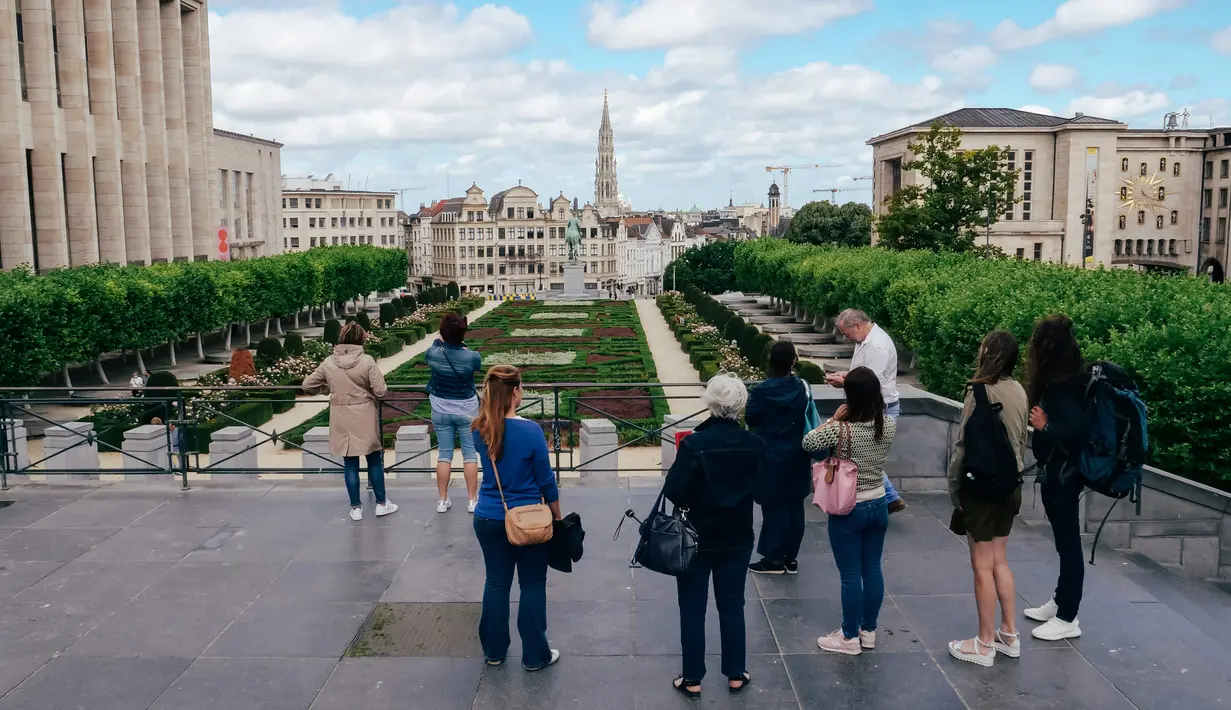 Wisatawan mengunjungi area Mont des Arts di Brussel, Belgia, pada 28 Juni 2020. (Xinhua/Zhang Cheng)