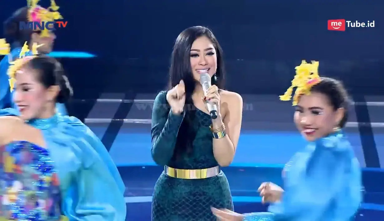 Potret jadul Poppy Capella saat masih jadi penyanyi (Foto: YouTube Nagaswara TV)
