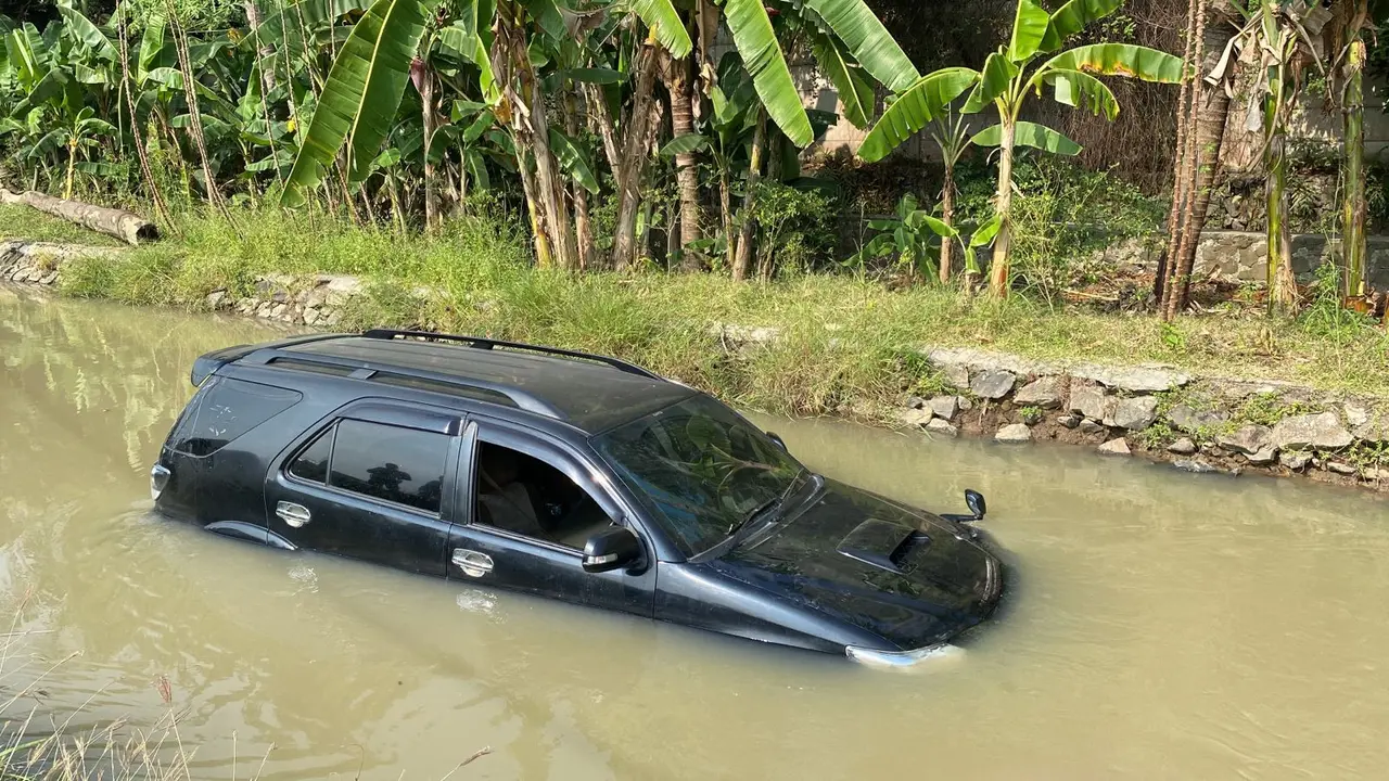 Mobil Fortuner Nyemplung Di Irigasi Kota Cilegon, Banten. (Jumat, 26/05/2023).; (Istimewa).