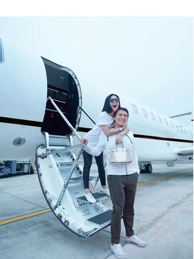 6 Gaya Syahrini Saat Naik Jet Pribadi, Tetap Cetar Memukau