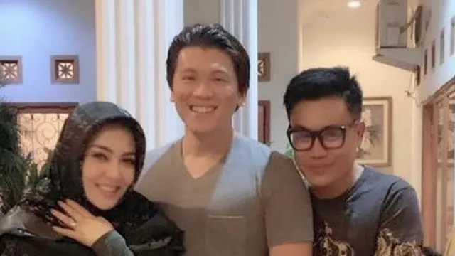 Syahrini dan Reino Barack