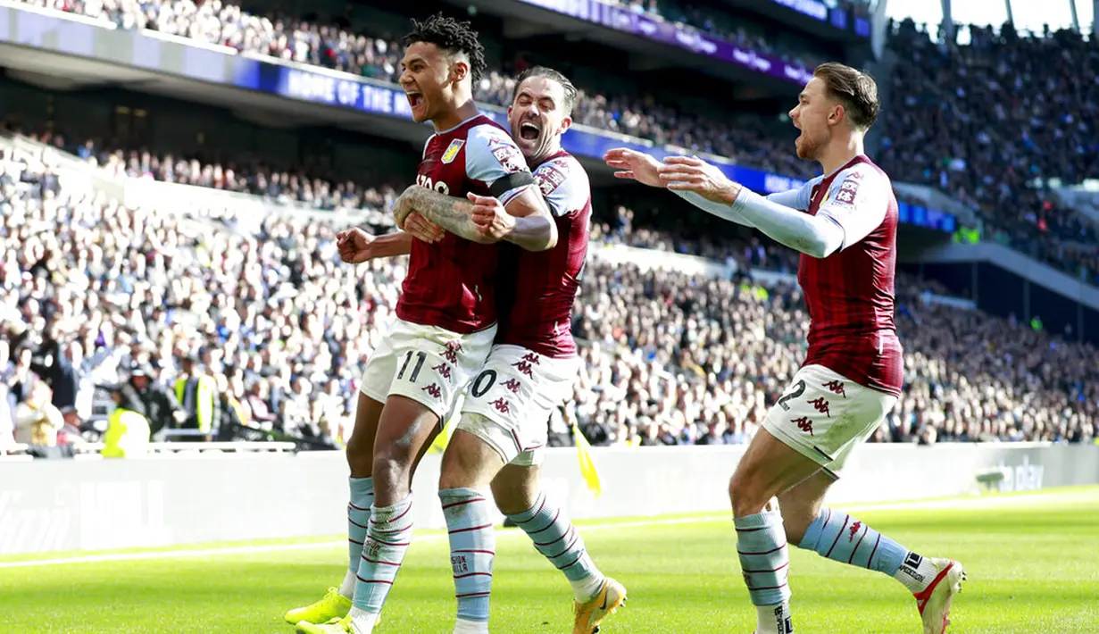 Pemain Aston Villa Ollie Watkins (kiri) melakukan selebrasi usai mencetak gol ke gawang Tottenham Hotspur pada pertandingan sepak bola Liga Inggris di Stadion Tottenham Hotspur, London, Inggris, Minggu (3/10/2021). Tottenham Hotspur menang 2-1. (AP Photo/Ian Walton)