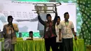 Panitia menunjukan kotak suara bakal calon ketum PBNU yang telah kosong pada Muktamar NU ke-33 di Jombang, Rabu (5/8/2015).Pemungutan suara bakal calon ketum PBNU tersebut diikuti 378 peserta yang terverifikasi dari 508 peserta. (Liputan6.com/Johan Tallo)