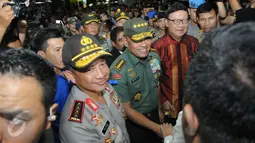 Panglima TNI Gatot Nurmantyo bersama Kapolri Jendral Tito Karnavian dan Mendagri Tjahjo Kumolo memberi selamat kepada jemaat saat meghadiri misa natal di Gereja katedral, Jakarta, Sabtu (24/12). (Liputan6.com/Helmi Afandi)