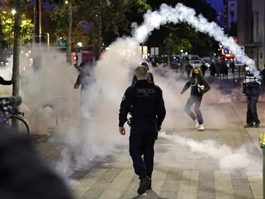 Sebuah tabung gas air mata dilemparkan saat polisi dan pengunjuk rasa bentrok di Paris pada 18 September 2025, selama hari aksi mogok dan protes nasional yang diprakarsai oleh serikat pekerja terkait anggaran nasional Prancis. (GEOFFROY VAN DER HASSELT/AFP)