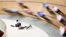 Reaksi pebalap sepeda Kanada, Michael Foley setelah terjatuh pada nomor final madison putra UCI Track Nations Cup 2023 di Jakarta International Velodrome, Rawamangun, Jakarta, Minggu (26/02/2023). (Bola.com/Bagaskara Lazuardi)