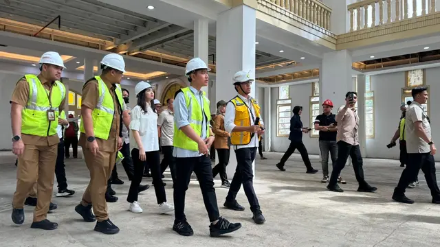 Wakil Presiden (Wapres) RI Gibran Rakabuming Raka meninjau proyek pembangunan infrastruktur, yakni revitalisasi Stadion Teladan, di Medan, Sumatera Utara pada Senin (23/12/2024).