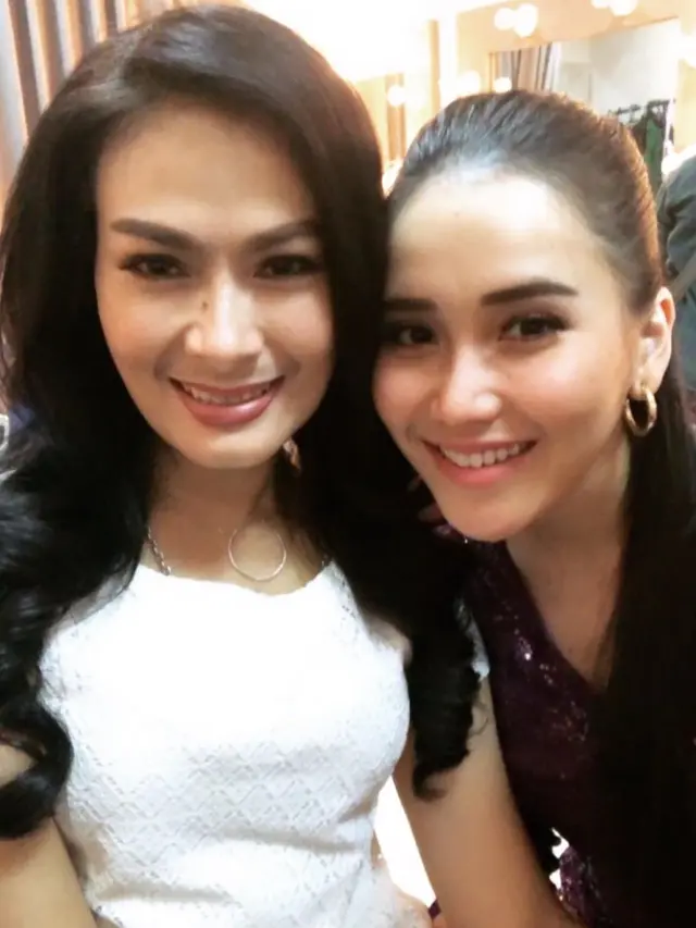 6 Potret Kedekatan Iis Dahlia dan Ayu Ting Ting, Bak Saudara Kandung