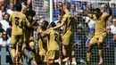 Eberechi Eze maju sebagai penendang bebas yang tak jauh dari kotak penalti. Tendangannya berhasil melewati pagar betis dan menjebol gawang The Blues yang dijaga oleh Robert Sánchez. (AFP/Justin Tallis)